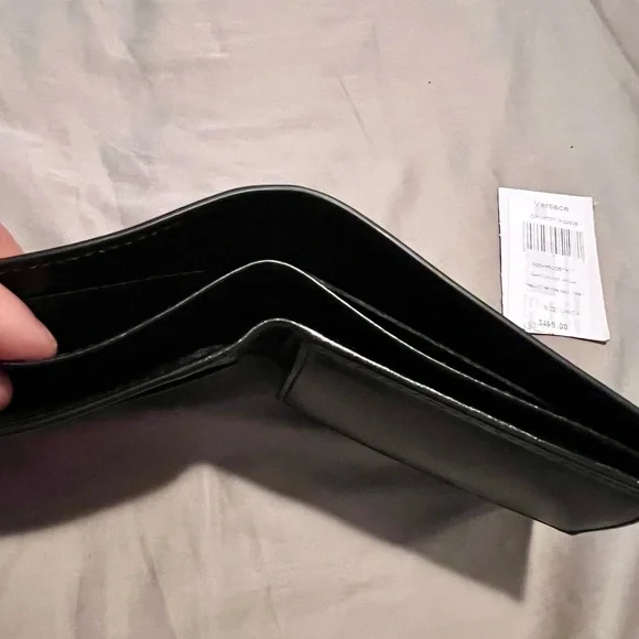 VERSACE WALLET NEW!!2022 W/TAGS
Gold Chain La Medusa MENS Bi-fold coin flap - Picture 7 of 8